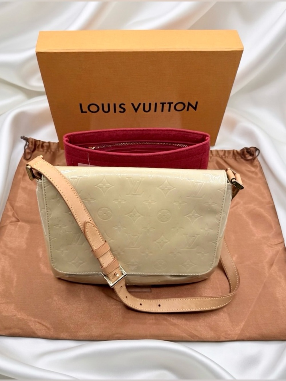 Louis Vuitton Thompson Street Vernis Shoulder bag. W/Dust Box